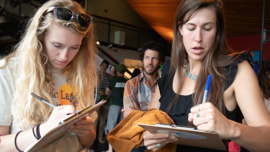 Constituents write to their lawmakers at a rally in Jackson. (Photo: Claire Cella)